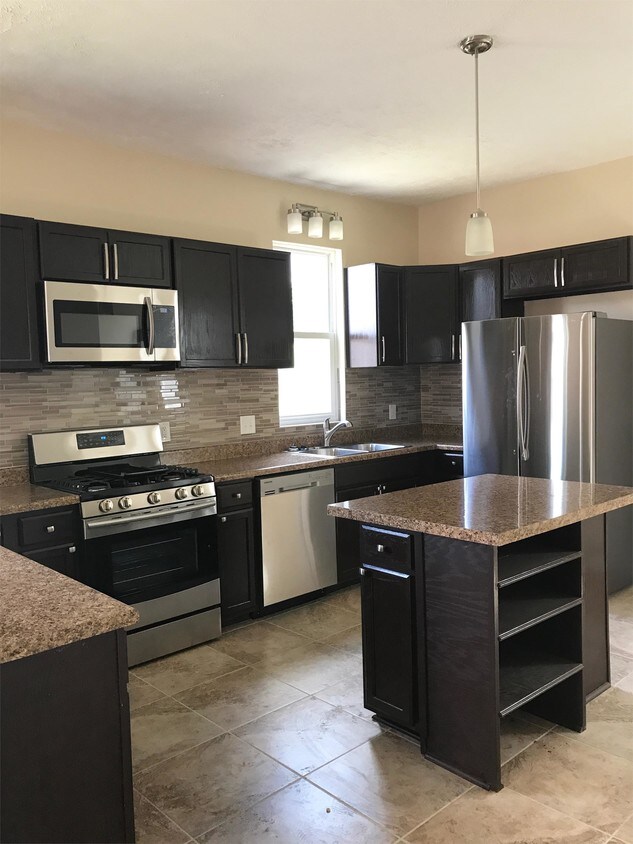 423 Washington Ave, Clarksburg, WV 26301 Townhome Rentals in