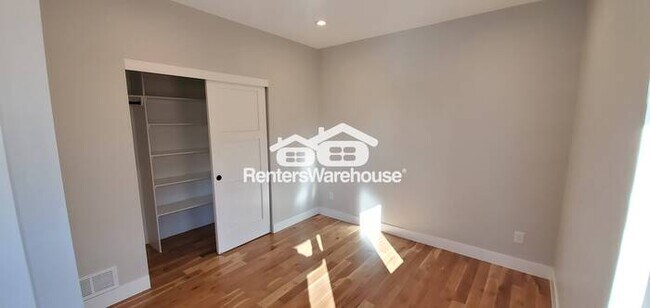 Building Photo - Beautiful 2 bed 2.5 bath Townhome Availabl...