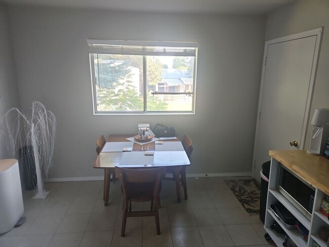 Building Photo - The Perfect Blend of Comfort and Function