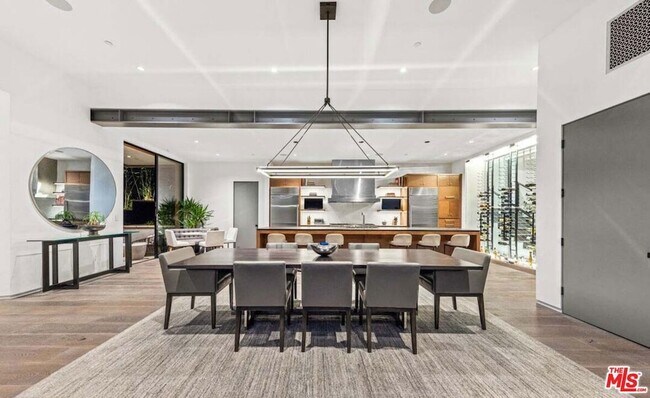 Foto del edificio - 727 N Beverly Glen Blvd