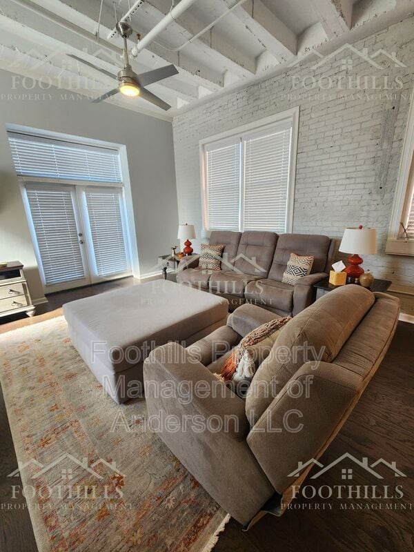 Foto del edificio - 214 N Main St