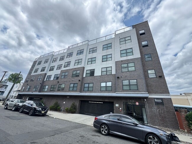 Building Photo - 354 Hamilton Ave