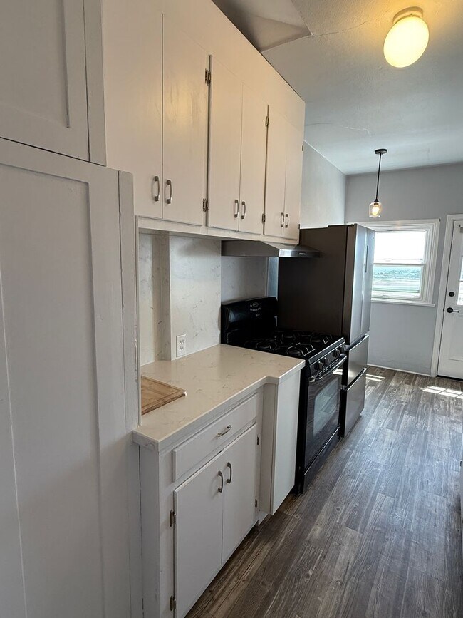 Foto del edificio - Beautiful 2 bedroom 1 bathroom upstairs ap...