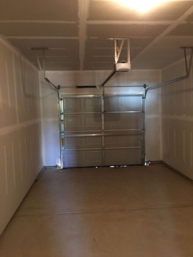 Foto del edificio - Two Story Townhome