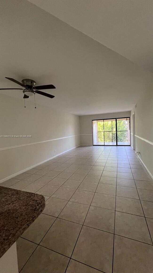 Foto del edificio - 4310 Crystal Lake Dr