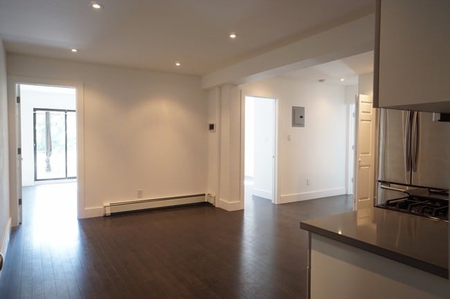 Building Photo - 11-44 Welling Court