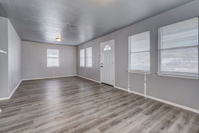 Building Photo - Spacious 4-Bed Gem with Modern Upgrades in...