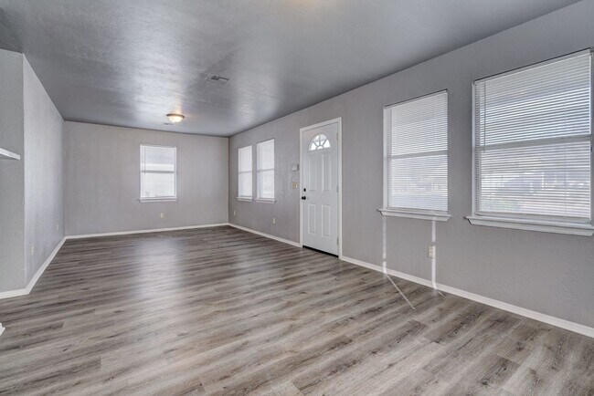 Foto del edificio - Spacious 4-Bed Gem with Modern Upgrades in...