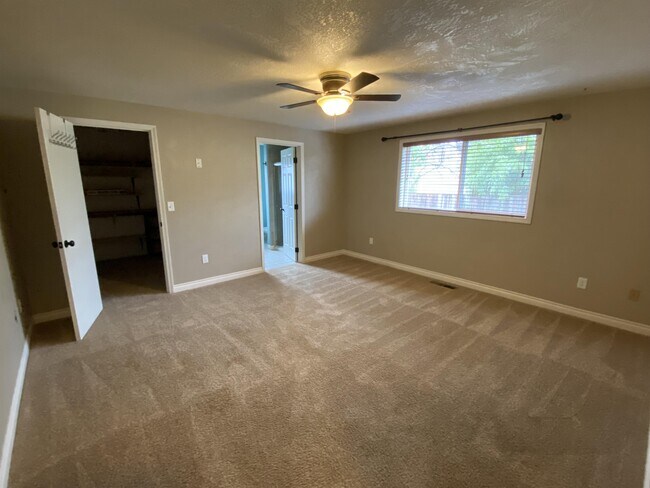 Foto del edificio - 2562 Ashwood Ct