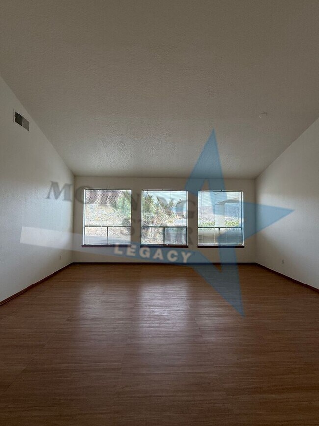 Foto del edificio - Move-in Special! Charming Home with Mountain Views!