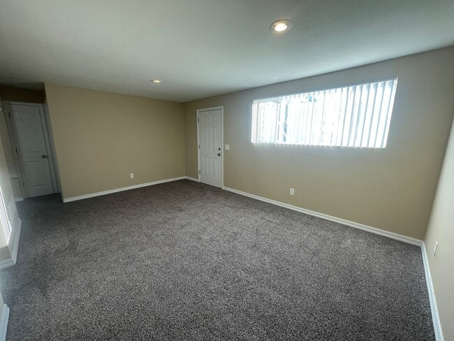 Building Photo - 2 Bed 1 Bath in East Denver Coming Soon!