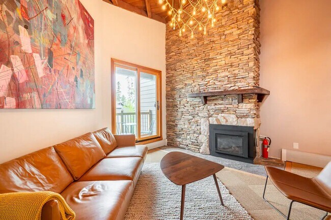 Building Photo - Beautifully Remodeled, Top Floor Condo in ...