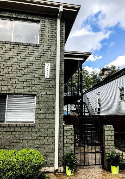 Exterior stairs to front door - 3727 Iberville St