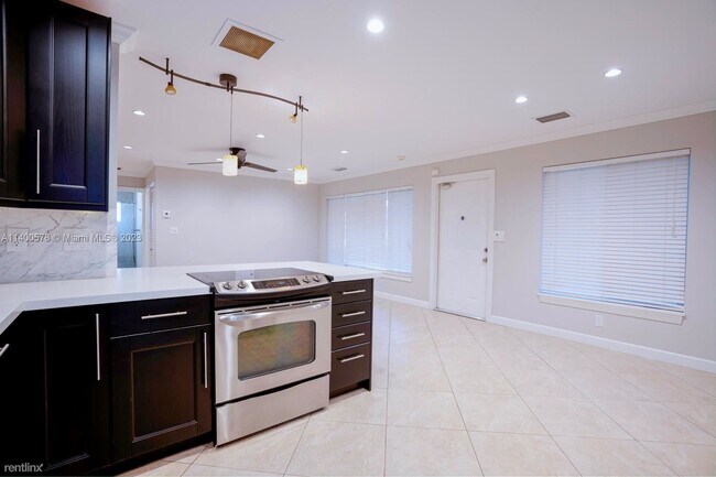 Foto del edificio - 2 br, 1 bath House - 1700 NE 56th St # 1-2