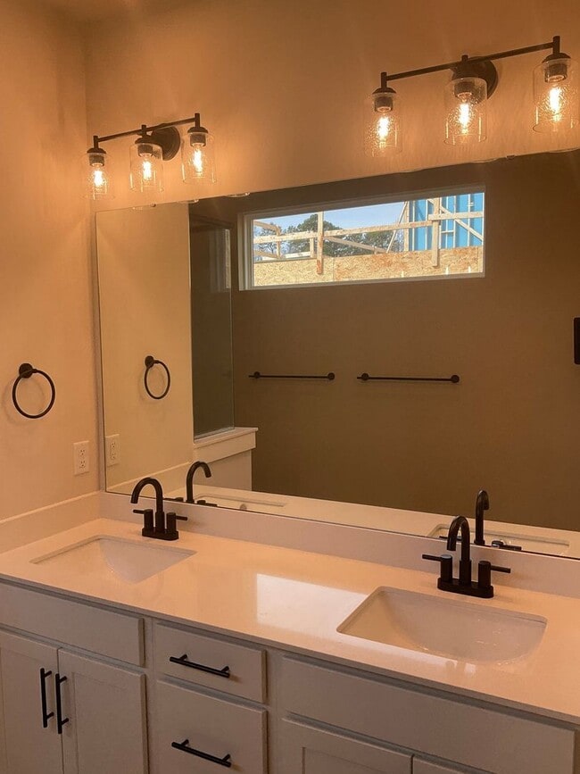 Building Photo - Welcome to this charming two-story townhome in the heart of Belmont, NC.