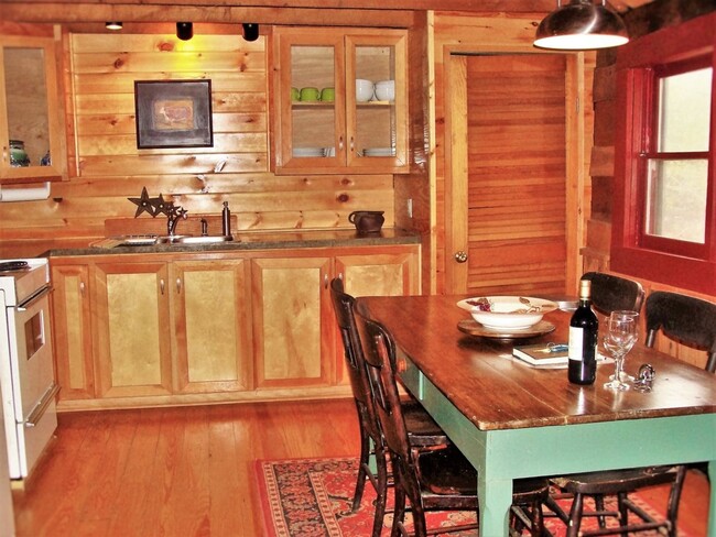 Foto del edificio - Homesteader's Cabin is a 1 BR, 1 Ba with o...