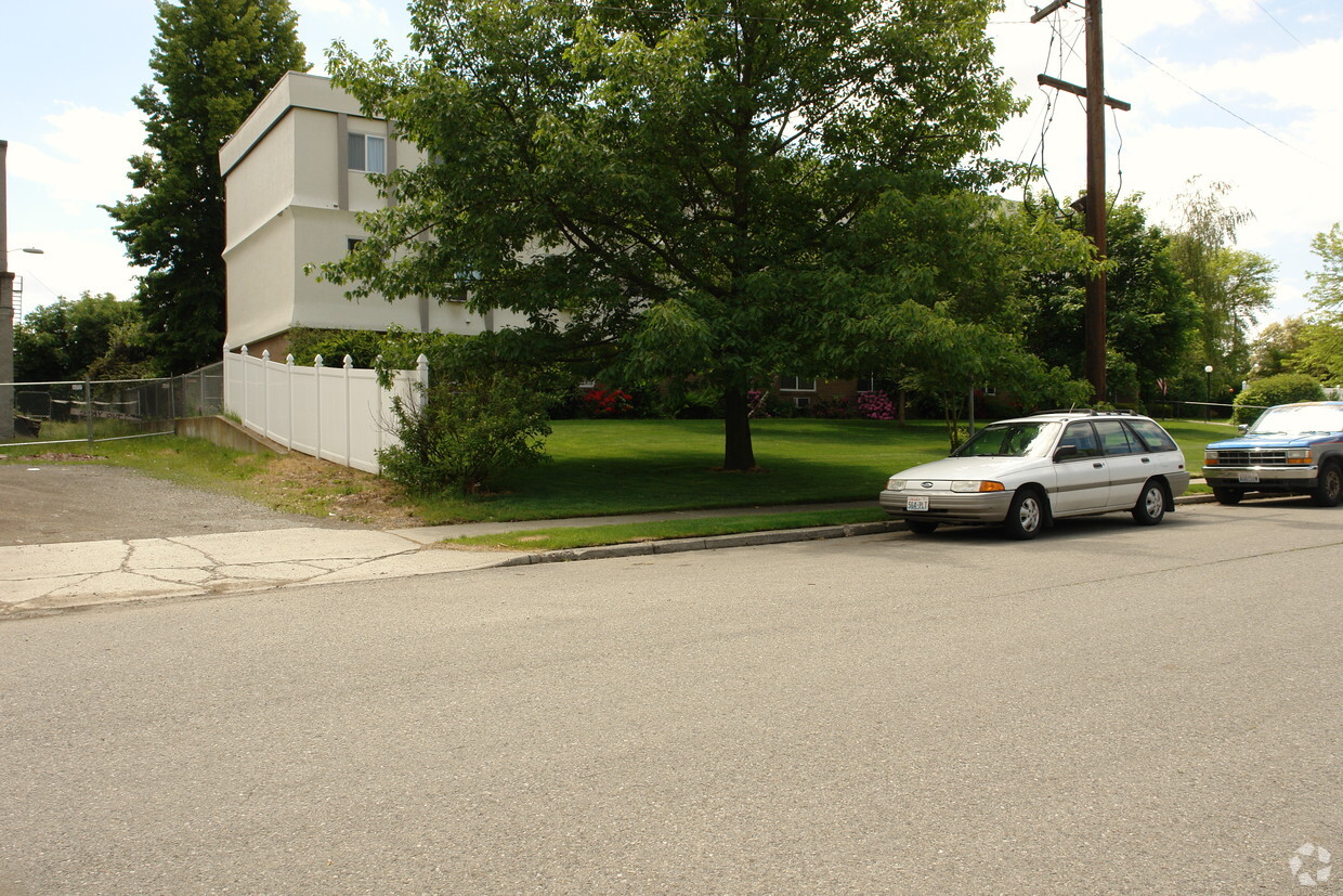 Building Photo - Hillyard Plaza