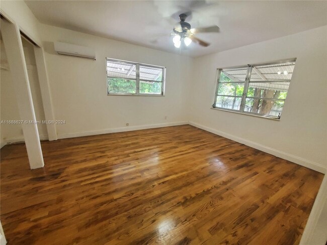 Building Photo - 975 NE 171 St