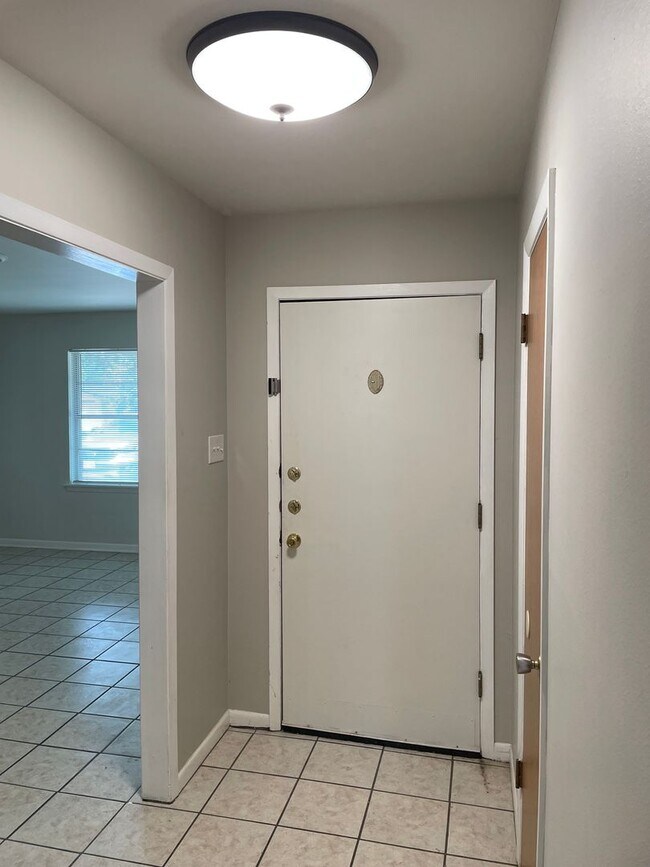 Foto del edificio - Available Now! Limit of 2 pets. Charming 3 bed, 3 bath, 2 car garage