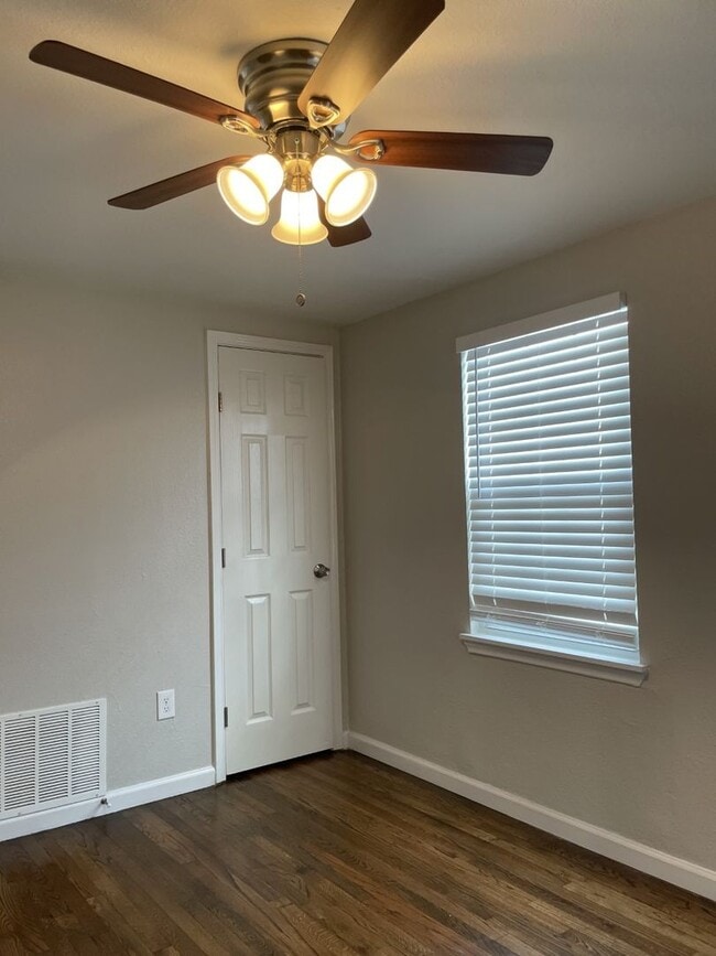 Building Photo - Reduced Deposit and Free Weeks! Updated 2BR w/ Granite Counters, Wood Floors & Prime Location Nea...