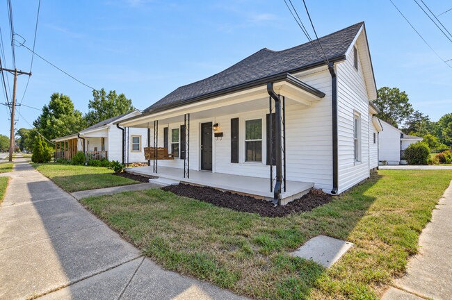 Foto del edificio - Front-Porch Living Across from Highland Park, Just Minutes from Downtown Rock Hill