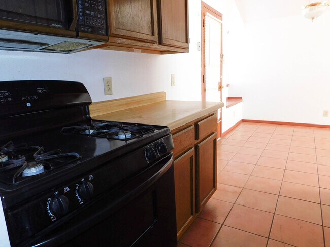 Foto del edificio - Swimming pool on property!