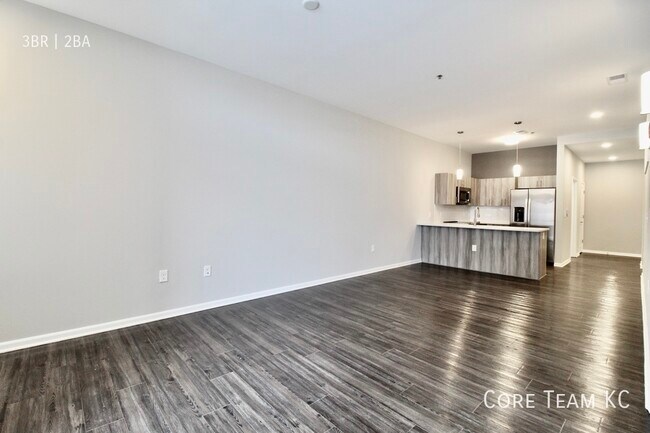 Building Photo - Spacious Three bedroom in Midtown!