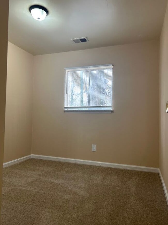 Building Photo - 3 bed 1 bath in Decatur!