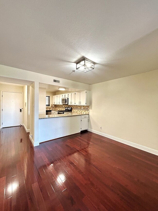 Building Photo - First-Floor 2-bedroom/2-bathroom Condo In ...