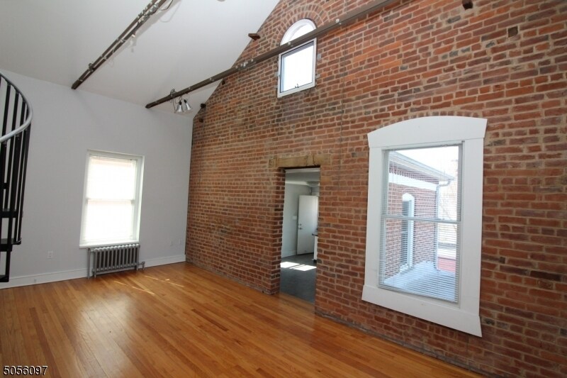 Primary Photo - 39 Davenport St