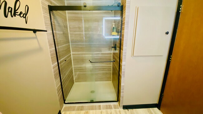 Ducha Kohler LuxStone en el baño principal. - 384 Minz Park Cir