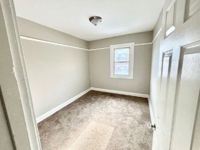 Building Photo - 874 Vankirk St