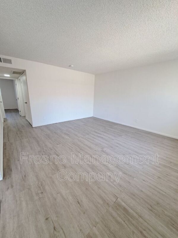 Foto principal - 3243 E Clinton Ave