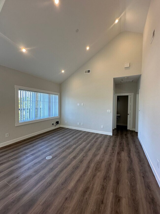 Foto del edificio - Modern 2-Bedroom Oasis with Expansive Deck...