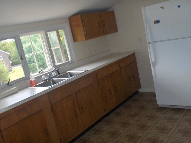 Building Photo - A 2nd floor 2 bedroom, 1 bath apartment