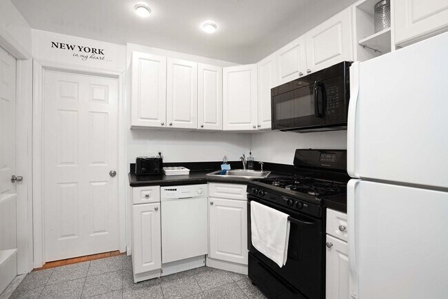 Building Photo - 305 E 104th St