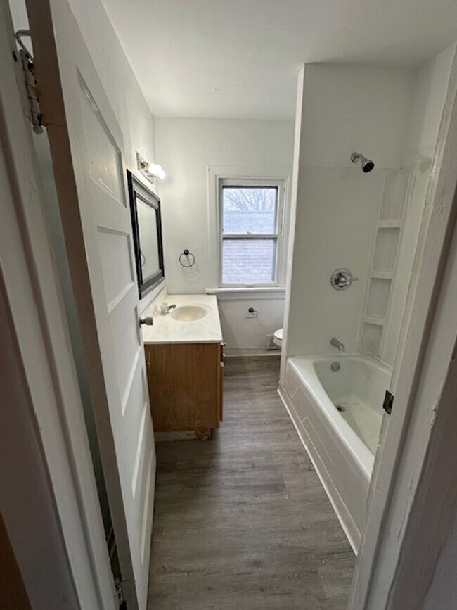 Foto del edificio - House for Rent with detached garage 3 BR/ 2 BA 61604