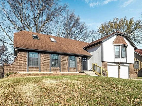 Primary Photo - Amazing large home in Blue Springs