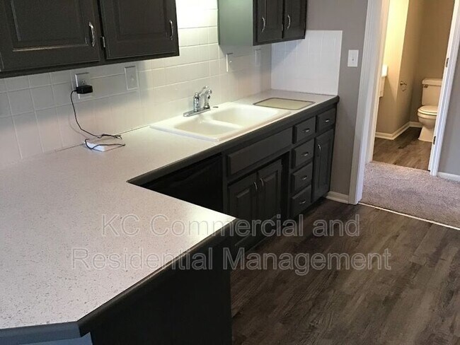Building Photo - 806 Southview Terrace