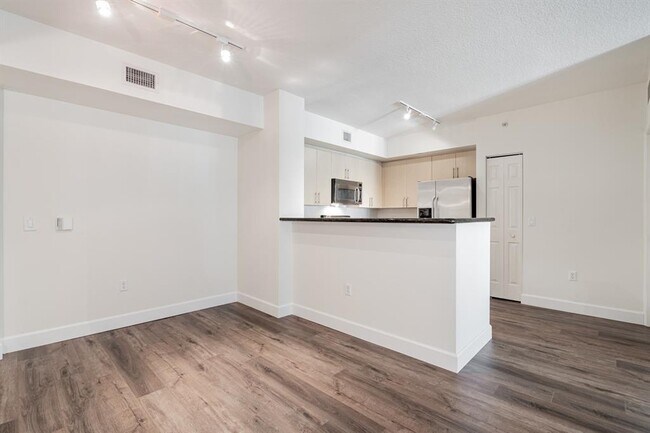 Foto del edificio - 2421 NE 65th St