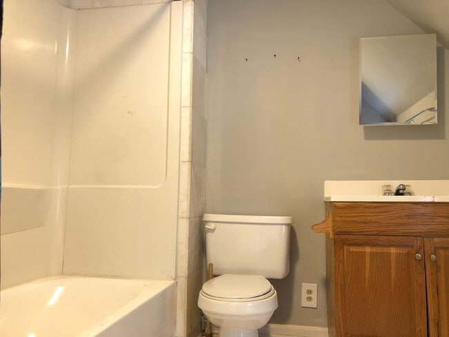 Building Photo - 4 BED 1.5 BATH SINGLE FAMILY HOME IN THE W...