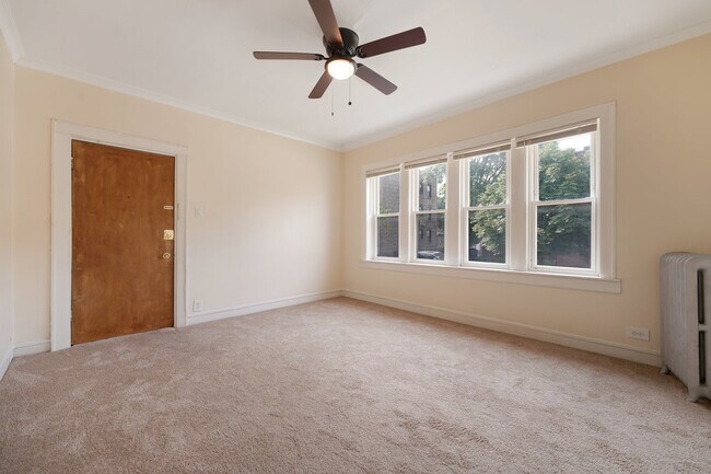 Foto del edificio - 1416 W 81st St