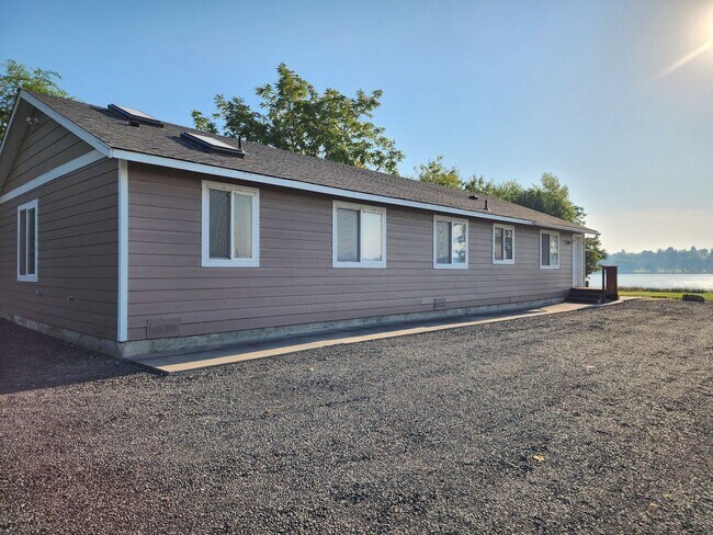 Foto del edificio - Lake house with Shop on 1/2 acre