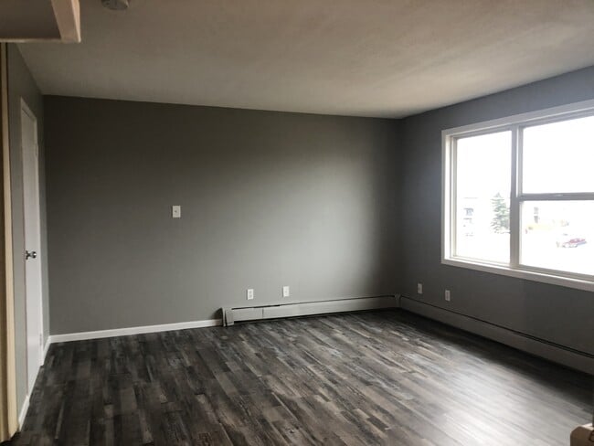 Building Photo - 7201-7201 Poplar Dr