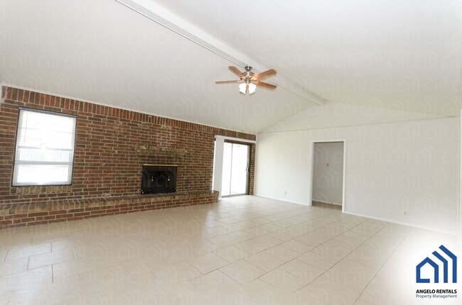 Building Photo - Spacious 3 bedroom 2 bath home in College ...