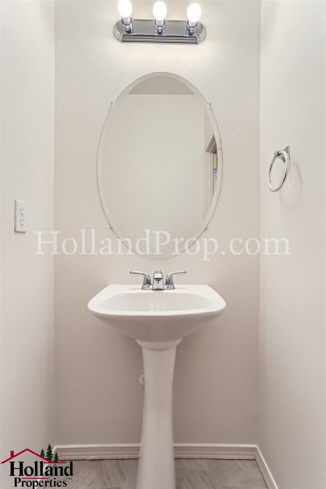 Foto del edificio - Modern 2-Bedroom Townhome with Garage & Private Deck
