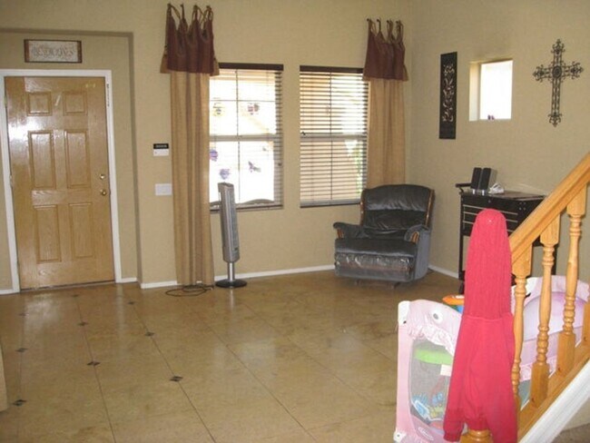 Foto del edificio - Beautiful three bedroom plus den/loft, 2.5 bath upgraded home  In West Phoenix Close to I-10 & 101