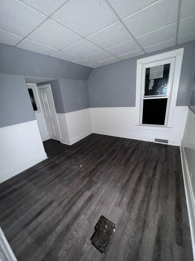 Building Photo - Beautiful 2 Bed 1 Bath APARTMENT PENDING