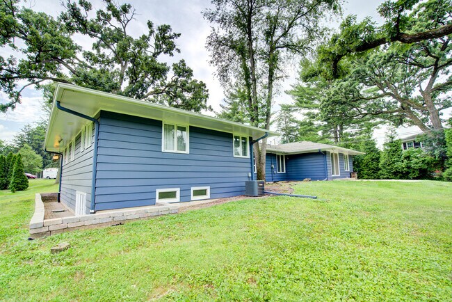 Foto del edificio - 24W360 Hemlock Ln