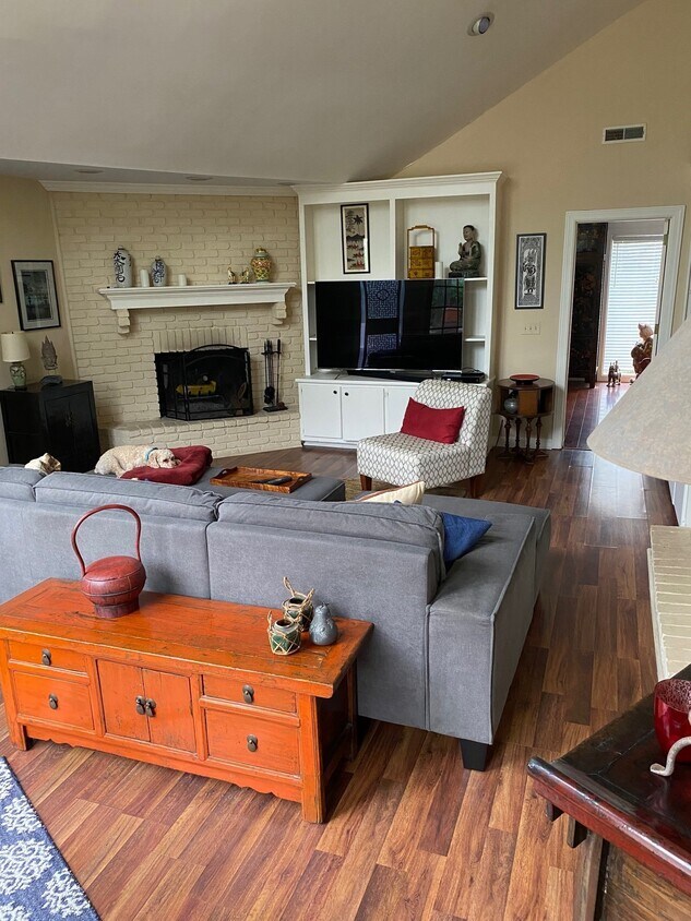 Foto del edificio - 632 Royal Oaks Pl